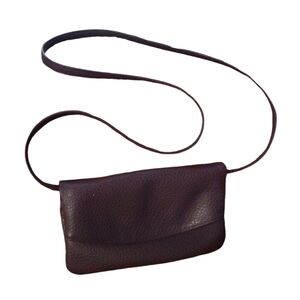 Signature weekend Leather sling bag